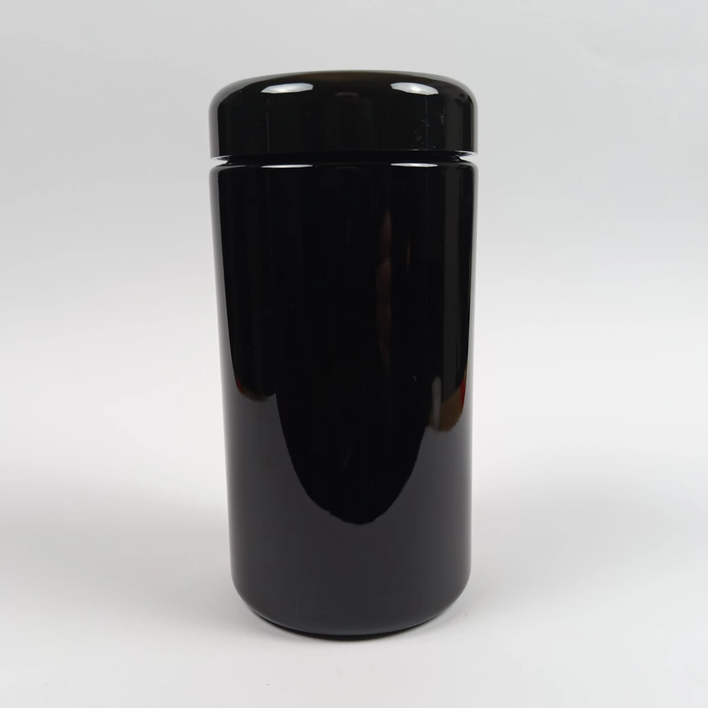 The Miron Saturn 500 ml perfectly bridges size and performance