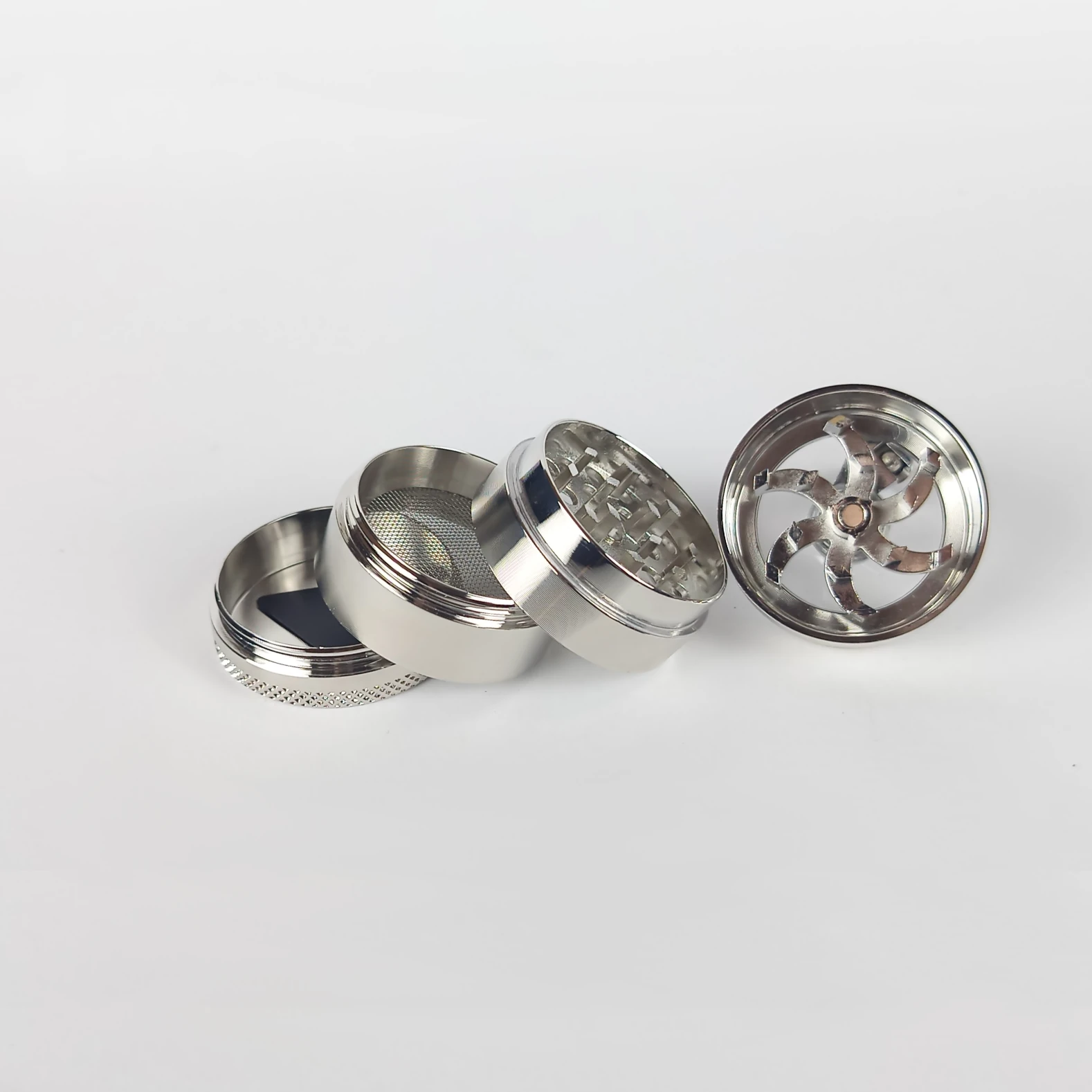 rusher Mill Champ Mini 40mm 4-Piece – durable silver metal herb grinder with crank system, mesh screen, and sharp teeth for fine grinding.
