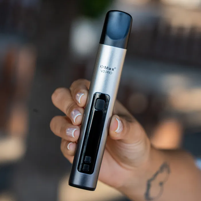 XMAX V3 Pro vaporizer – portable convection vaporizer in metallic blue, designed for precise temperature control and smooth, flavorful sessions.